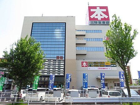 三洋堂書店 新開橋店【三洋堂書店 新開橋店】営業時間 10:00~1:00 駐車場137台。DCMカーマ21熱田店近くにあり。本・文具・雑貨・レンタル・ゲーム販売、フィットネス併設。 770m