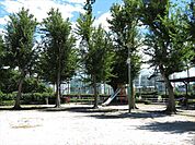 【土古北公園】緑の多いゆったりしています。遊具はすべり台やブランコなどがあります。走りったり、体を動かして楽しめる公園です。つる棚の下にはベンチがあり、休憩するスペースとなっています。 1030m