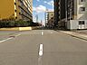 外観：●前面道路●歩道があるため、ベビーカーや自転車、お子様から高齢者まで安心して通行できます
