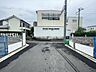外観：幅員約6mの前面道路です。道路幅が広いので、向かいの住宅とも距離があるため日当たりも確保しやすいです。