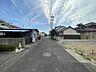 外観：幅員約5.4mの前面道路です。車がすれ違うのに安心な道幅です。道幅が広すぎると交通量が増えてしまうのも心配ですので、これぐらいが理想的な道幅なのかもしれませんね。