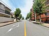 外観：整備された歩道のある前面道路です。歩行者の方も安全に通行できる道路になっています。