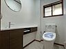 トイレ：軽く清潔感のあるトイレです。オシャレな独立洗面台の下が収納スペースになっているのでトイレットペーパーのストックも置いておけますね。