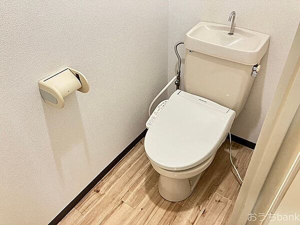 画像10:清潔感のあるトイレは温水洗浄便座ついてます。
