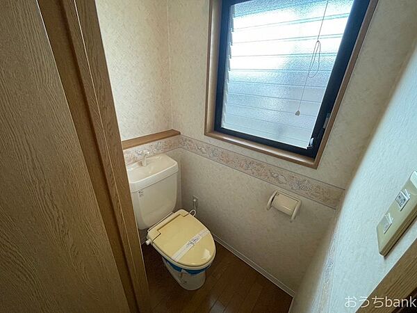 画像14:トイレには窓があります。