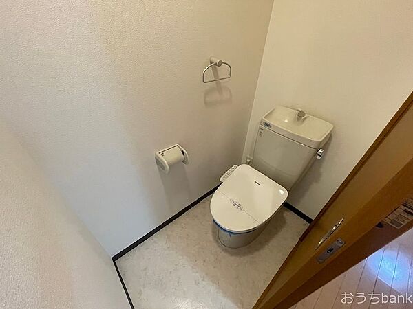 画像11:清潔なトイレです。温水洗浄便座が付きました。