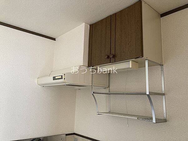 画像11:キッチン上部には収納棚があります