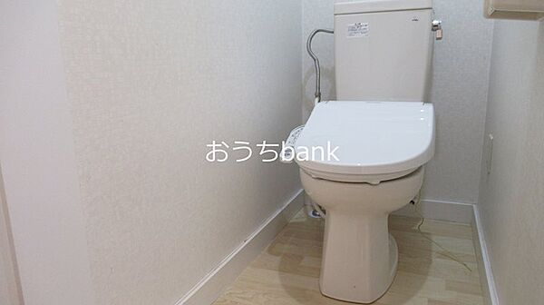 画像9:清潔感のある洋式トイレは、温水洗浄便座ついてます。