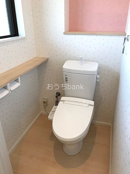 画像10:清潔感のある洋式トイレは温水洗浄便座がついてます。