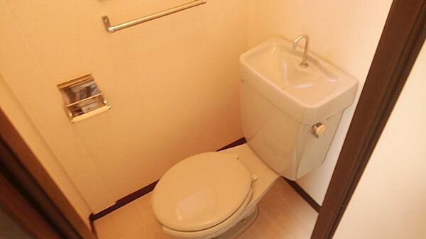 画像9:窓もあり換気の良いトイレ
