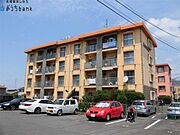 リノベーションされた可愛らしい外観のマンションです。