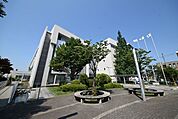 横浜市泉区役所 徒歩21分。役所 1670m