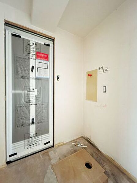 洗面所の写真です。洗面所は天井壁クロス張替え、床はフロアクッション張替え予定です。洗面台は新品に交換予定です。
