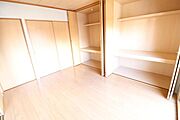 洋室6帖、大きめの収納が2つあります。