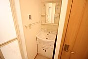 忙しい朝にも嬉しいシャワー付きの洗面台です