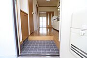 共用廊下から見た玄関の様子