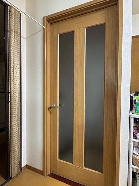 リビングと玄関の間にドアを設置!冷暖房効率にも配慮されています。