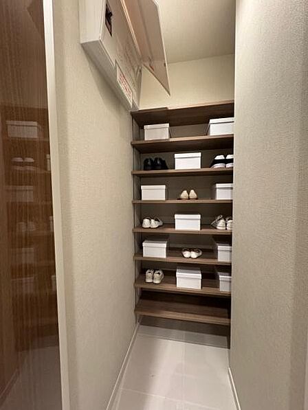玄関横の大型シューズクローク