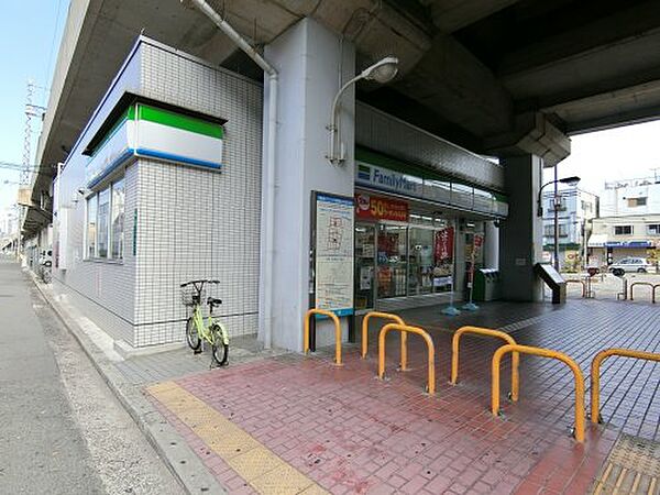 画像10:【コンビニエンスストア】ファミリーマート　南海湊駅前店まで32ｍ