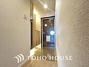 飾り過ぎないシンプルな内装の玄関