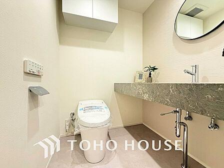 トイレには快適な温水洗浄便座付