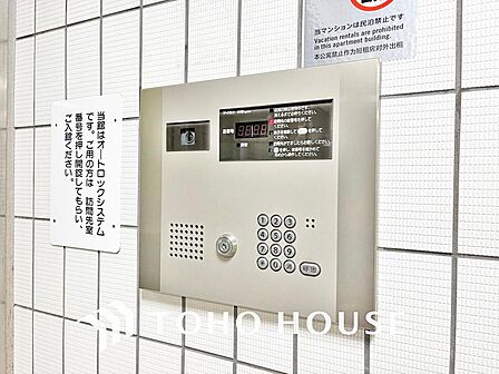 落ち着いた色合いのオートロック式エントランス