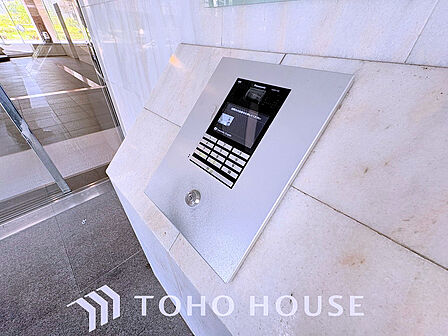 エントランスはオートロック完備で安心のセキュリティ
