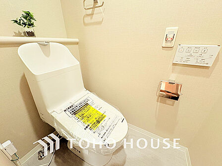 トイレには快適な温水洗浄便座付