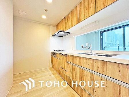 シンプルな部屋の雰囲気に溶け合うナチュラルキッチン
