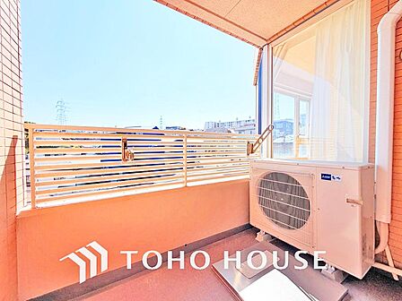 日当たりの良いバルコニーで晴れの日の洗濯物も楽しみになりますね