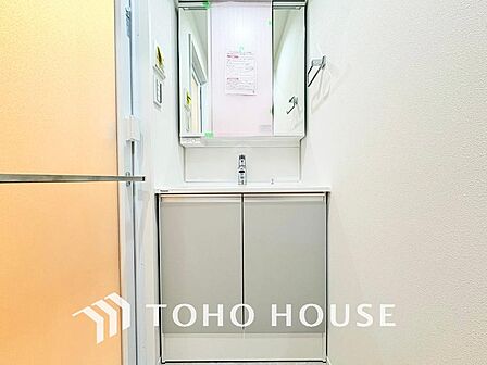 手で洗いたい大切な服など、広く使えると助かる洗面台は汚れの付きにくい形状と素材で造られております。
