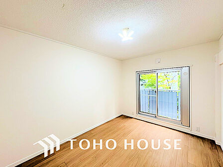 シンプルですっきりとした室内は飽きのこない居心地の良い雰囲気