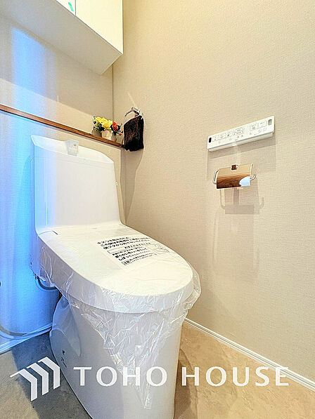 トイレには快適な温水洗浄便座付
