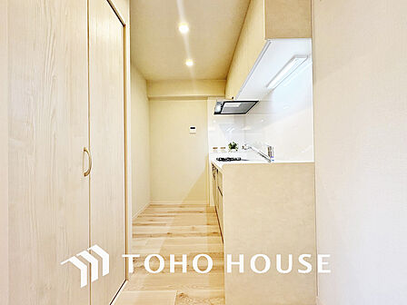 シンプルな部屋の雰囲気に溶け合うナチュラルキッチン