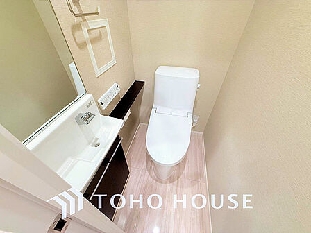 トイレには快適な温水洗浄便座付