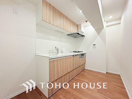 シンプルな部屋の雰囲気に溶け合うナチュラルキッチン