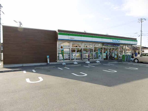 周辺：ファミリーマート 松阪鎌田町店（560m）