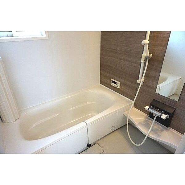 画像6:浴槽は一坪風呂、追い焚き機能付き