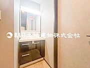 【洗面台】鏡の裏はドライヤーやシェーバー、小物もしっかり収納付き。