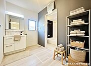 3面鏡、シャワーヘッド、収納など充実の設備。動きやすい広さがあり使い勝手が良好です。※家具等はCGになります