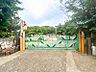 周辺：認定こども園岡津幼稚園　約400ｍ　広い園庭で外遊びもしているようです。お子様たちの笑顔がいっぱいです