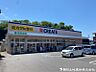 周辺：クリエイトエスディー 栄上郷町店　約500ｍ　営業時間は9：00～21：00　食品や日用品など豊富に取り扱うドラッグストアです？？？