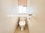 【トイレ】温水洗浄便座を使用することで肌を守れるのはメリットです。※家具等をAIにて除去しております。写真と現況の差については、現況優先とします。