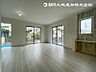 リビング/ダイニング：【リビング】家族と過ごす時間を大切にしたい方ゆとりある住空間です。窓からの日差しがリビングの隅々まで