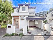 【外観】閑静な車通りの少ない道路。小さなお子様にも安心ですね！しっかり舗装もされていて駐車も楽々！