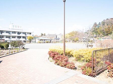 舞岡川遊水地公園 約700m 遊具やジョギングなどできる大きな公園です。