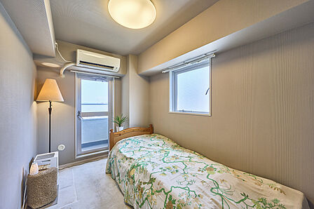 北東側の洋室 角住戸のため2面採光のお部屋です。