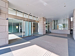 エントリーアプローチ　ガラス張りによりやわらかい採光が、エントランスホールを明るく照らします。