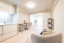 リビングダイニングキッチンと洋室間の引き戸を開けることで、より開放的な空間となります。