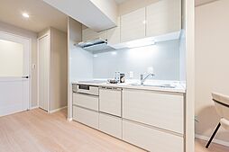 明るく清潔感あふれるキッチン。たっぷり収納できる引き出し収納を完備。